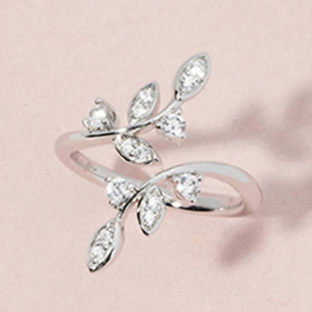 NWOT  Elegant Silver Leaf Ring